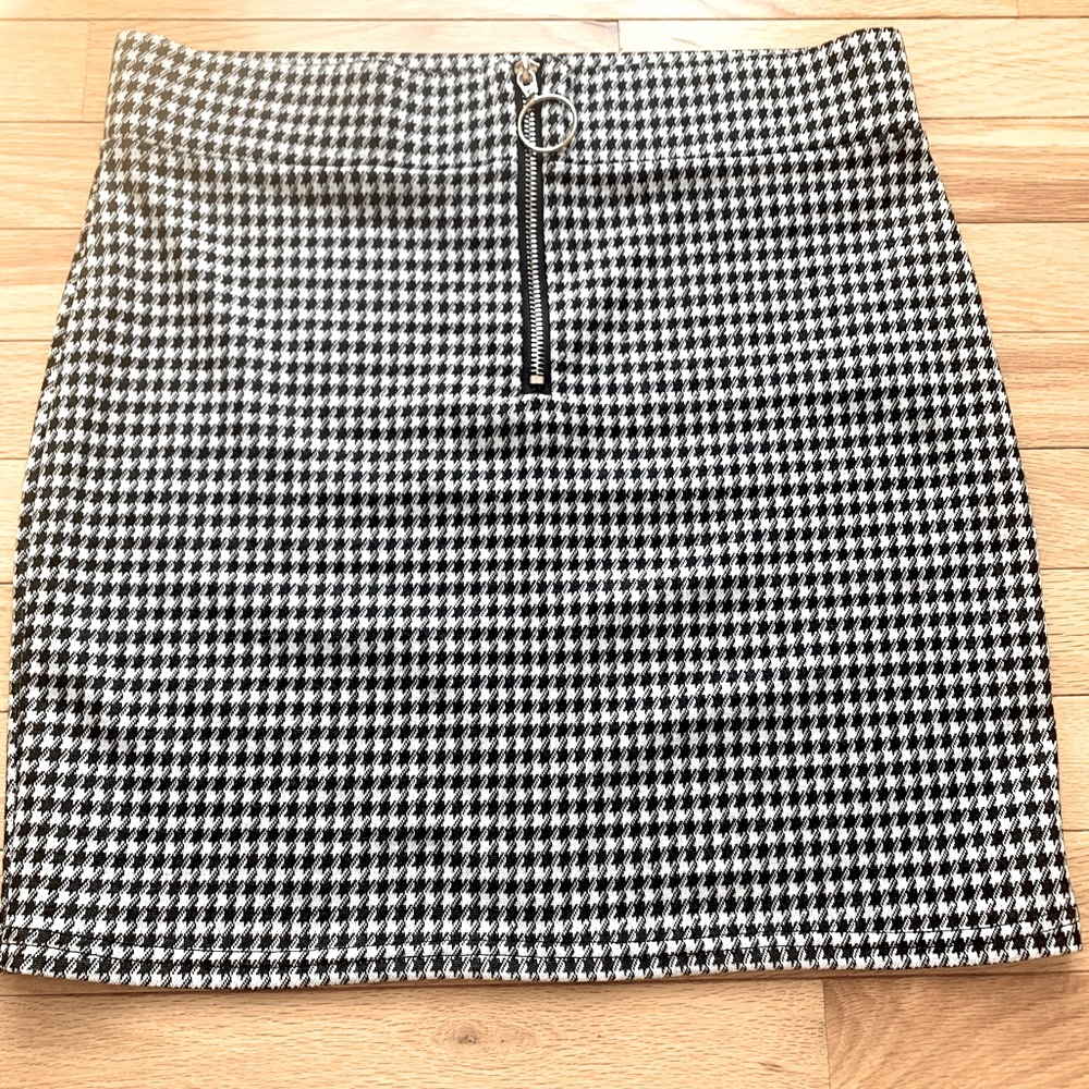 HERRINGBONE BLACK AND WHITE MINI SKIRT-NOT TOO SHORT, ELASTIC AND GIVE
